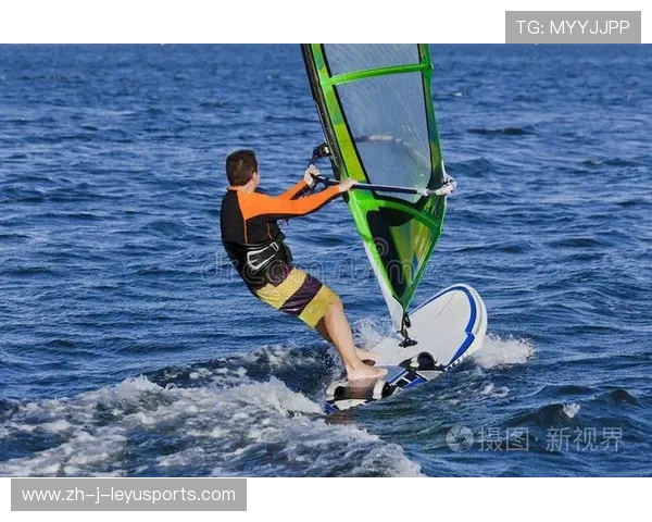 冲浪男孩用头盔装海水带回家 冲浪男孩用头盔装海水带回家